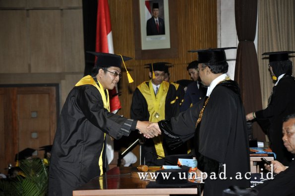 dok-humas-unpad_ilalang-foto_wisuda-gel-1-2010-2011_s1-ekonomi_267