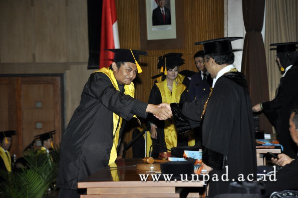 dok-humas-unpad_ilalang-foto_wisuda-gel-1-2010-2011_s1-ekonomi_269