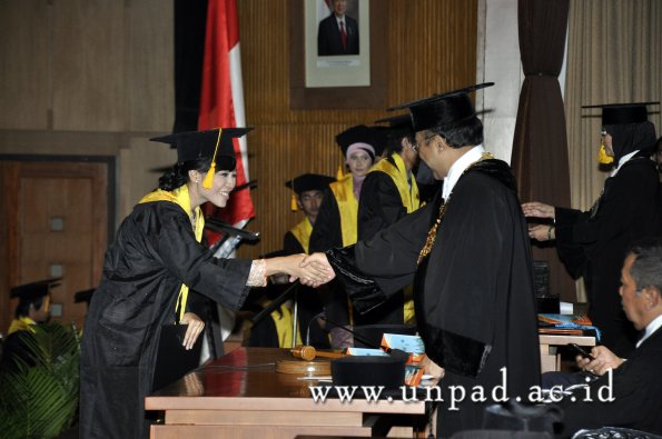 dok-humas-unpad_ilalang-foto_wisuda-gel-1-2010-2011_s1-ekonomi_270