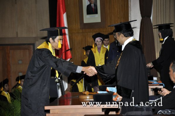 dok-humas-unpad_ilalang-foto_wisuda-gel-1-2010-2011_s1-ekonomi_271