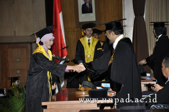 dok-humas-unpad_ilalang-foto_wisuda-gel-1-2010-2011_s1-ekonomi_272