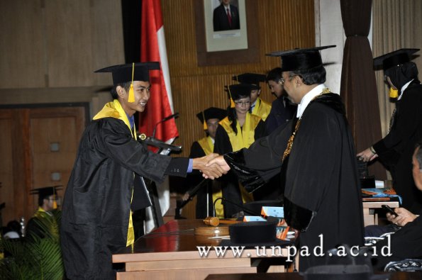 dok-humas-unpad_ilalang-foto_wisuda-gel-1-2010-2011_s1-ekonomi_274