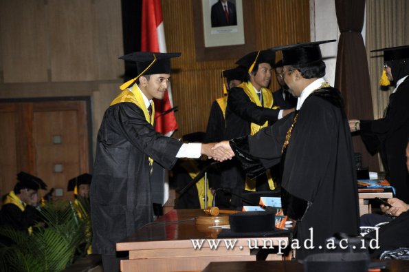 dok-humas-unpad_ilalang-foto_wisuda-gel-1-2010-2011_s1-ekonomi_277