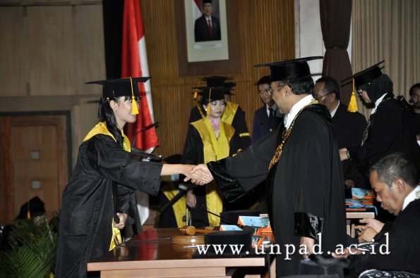 dok-humas-unpad_ilalang-foto_wisuda-gel-1-2010-2011_s1-ekonomi_343