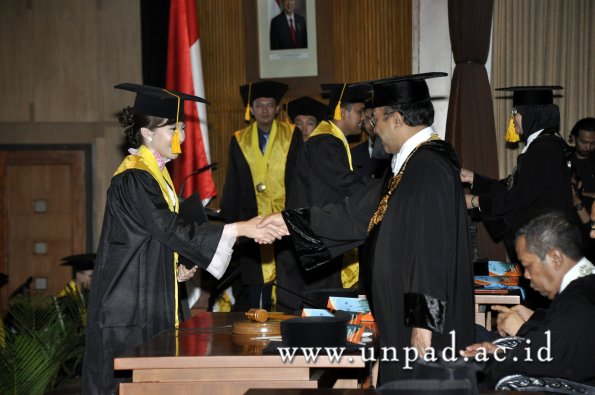 dok-humas-unpad_ilalang-foto_wisuda-gel-1-2010-2011_s1-ekonomi_344