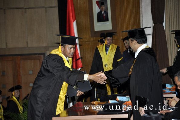 dok-humas-unpad_ilalang-foto_wisuda-gel-1-2010-2011_s1-ekonomi_345