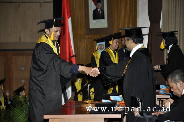 dok-humas-unpad_ilalang-foto_wisuda-gel-1-2010-2011_s1-ekonomi_346