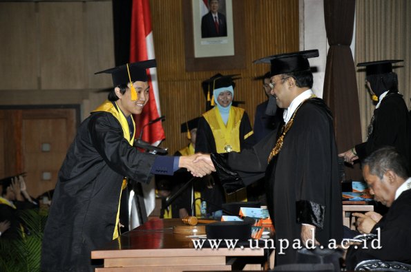 dok-humas-unpad_ilalang-foto_wisuda-gel-1-2010-2011_s1-ekonomi_347