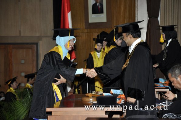 dok-humas-unpad_ilalang-foto_wisuda-gel-1-2010-2011_s1-ekonomi_348