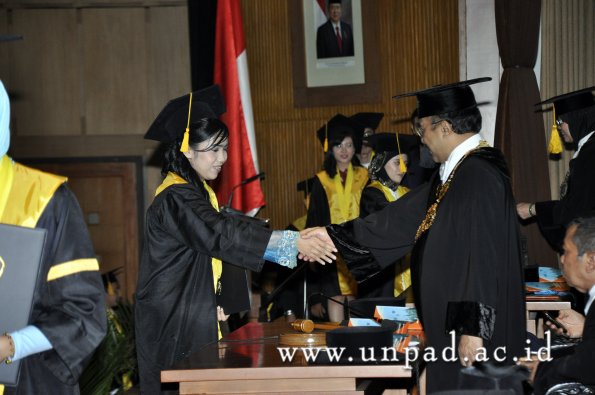 dok-humas-unpad_ilalang-foto_wisuda-gel-1-2010-2011_s1-ekonomi_349