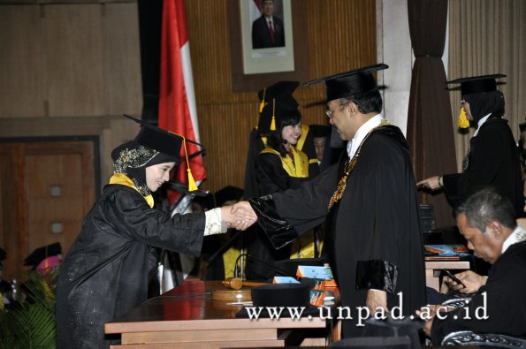 dok-humas-unpad_ilalang-foto_wisuda-gel-1-2010-2011_s1-ekonomi_350