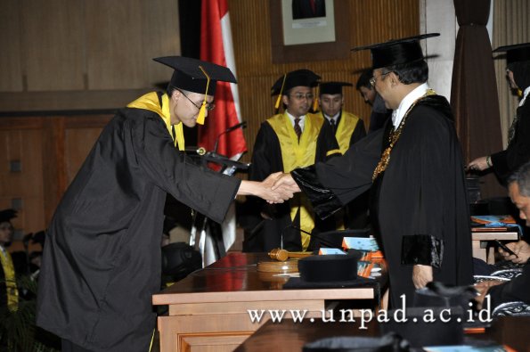 dok-humas-unpad_ilalang-foto_wisuda-gel-1-2010-2011_s1-ekonomi_352