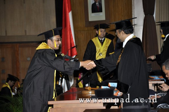 dok-humas-unpad_ilalang-foto_wisuda-gel-1-2010-2011_s1-ekonomi_353