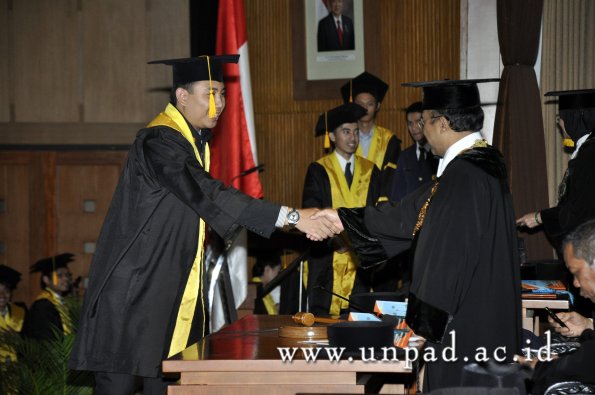 dok-humas-unpad_ilalang-foto_wisuda-gel-1-2010-2011_s1-ekonomi_354