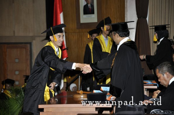 dok-humas-unpad_ilalang-foto_wisuda-gel-1-2010-2011_s1-ekonomi_355