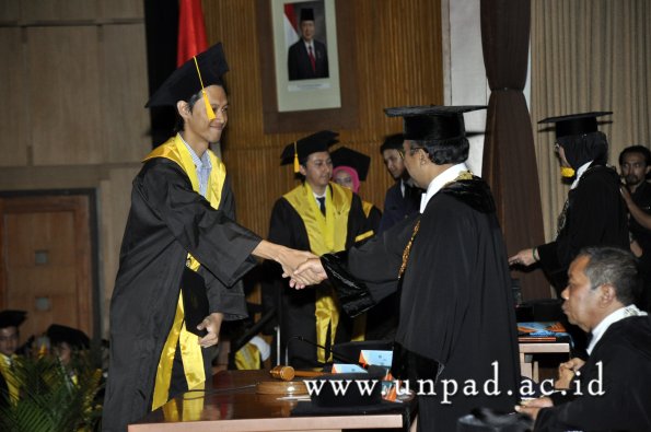 dok-humas-unpad_ilalang-foto_wisuda-gel-1-2010-2011_s1-ekonomi_356