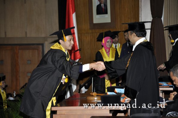 dok-humas-unpad_ilalang-foto_wisuda-gel-1-2010-2011_s1-ekonomi_357