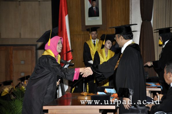 dok-humas-unpad_ilalang-foto_wisuda-gel-1-2010-2011_s1-ekonomi_358