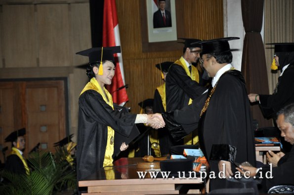 dok-humas-unpad_ilalang-foto_wisuda-gel-1-2010-2011_s1-ekonomi_359