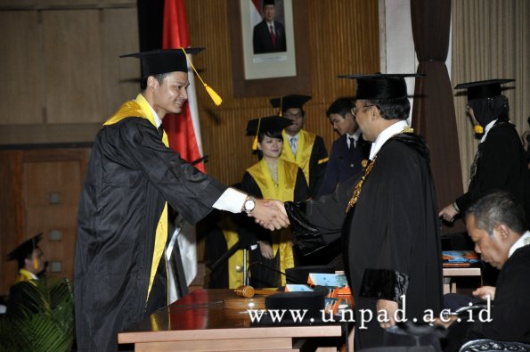 dok-humas-unpad_ilalang-foto_wisuda-gel-1-2010-2011_s1-ekonomi_360