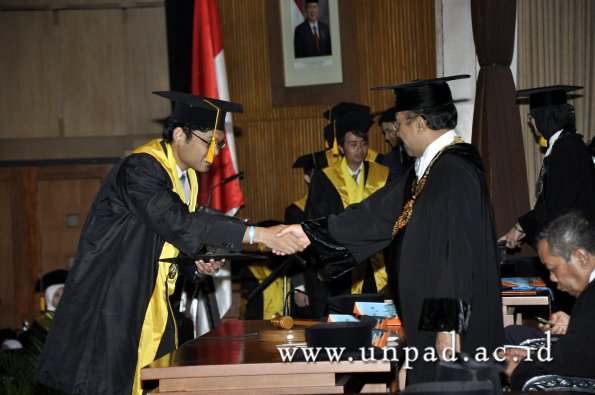 dok-humas-unpad_ilalang-foto_wisuda-gel-1-2010-2011_s1-ekonomi_362