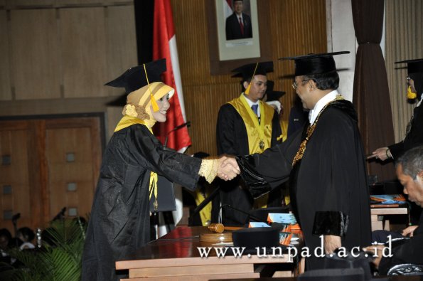 dok-humas-unpad_ilalang-foto_wisuda-gel-1-2010-2011_s1-ekonomi_366