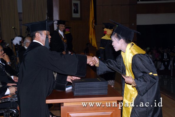 dok-humas-unpad_ilalang-foto_wisuda-gel-1-2010-2011_d3-fk_023