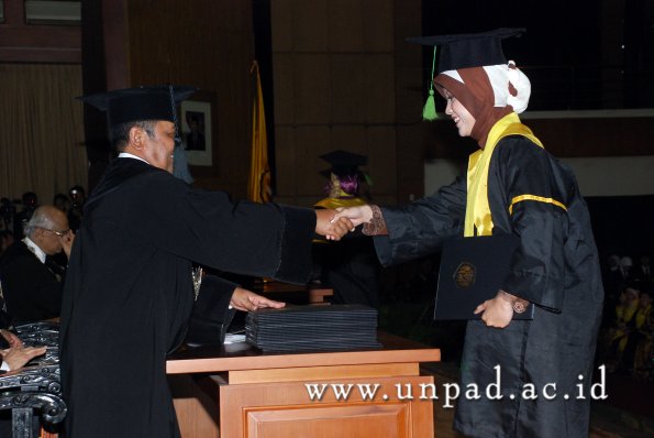 dok-humas-unpad_ilalang-foto_wisuda-gel-1-2010-2011_d3-fk_029