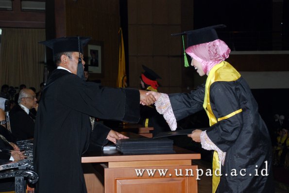 dok-humas-unpad_ilalang-foto_wisuda-gel-1-2010-2011_d3-fk_034