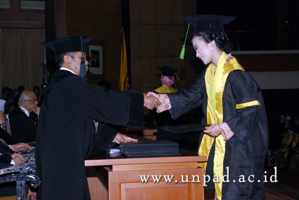 dok-humas-unpad_ilalang-foto_wisuda-gel-1-2010-2011_d3-fk_035