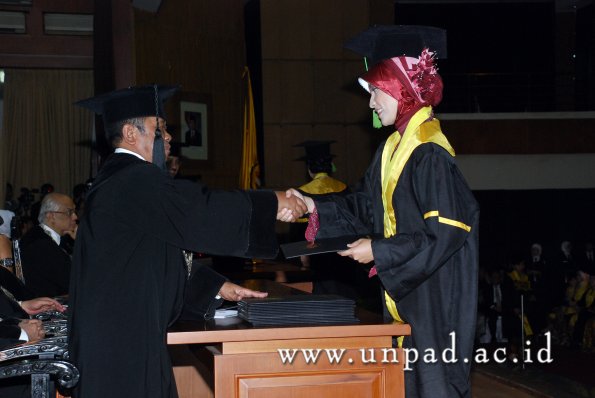 dok-humas-unpad_ilalang-foto_wisuda-gel-1-2010-2011_d3-fk_036