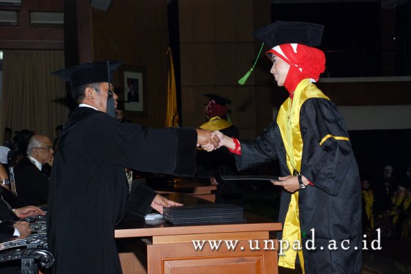 dok-humas-unpad_ilalang-foto_wisuda-gel-1-2010-2011_d3-fk_037