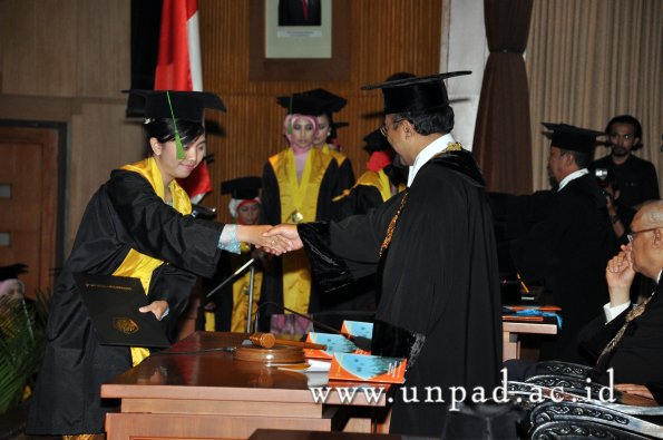 dok-humas-unpad_ilalang-foto_wisuda-gel-1-2010-2011_d3-fk_078