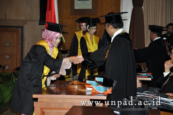 dok-humas-unpad_ilalang-foto_wisuda-gel-1-2010-2011_d3-fk_080