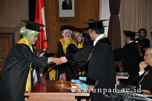 dok-humas-unpad_ilalang-foto_wisuda-gel-1-2010-2011_d3-fk_085