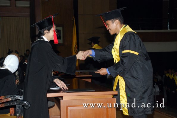 dok-humas-unpad_ilalang-foto_wisuda-gel-1-2010-2011_s1-hukum_095