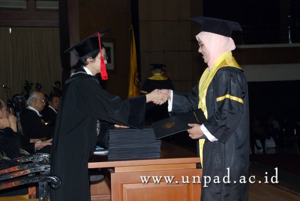 dok-humas-unpad_ilalang-foto_wisuda-gel-1-2010-2011_s1-hukum_144