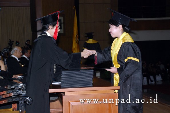 dok-humas-unpad_ilalang-foto_wisuda-gel-1-2010-2011_s1-hukum_147