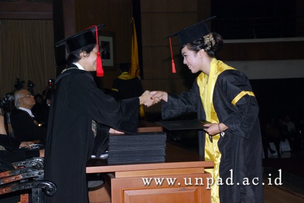 dok-humas-unpad_ilalang-foto_wisuda-gel-1-2010-2011_s1-hukum_150