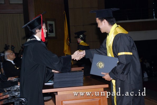 dok-humas-unpad_ilalang-foto_wisuda-gel-1-2010-2011_s1-hukum_151