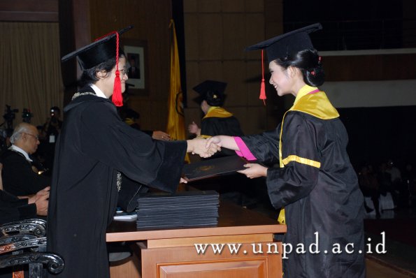 dok-humas-unpad_ilalang-foto_wisuda-gel-1-2010-2011_s1-hukum_157