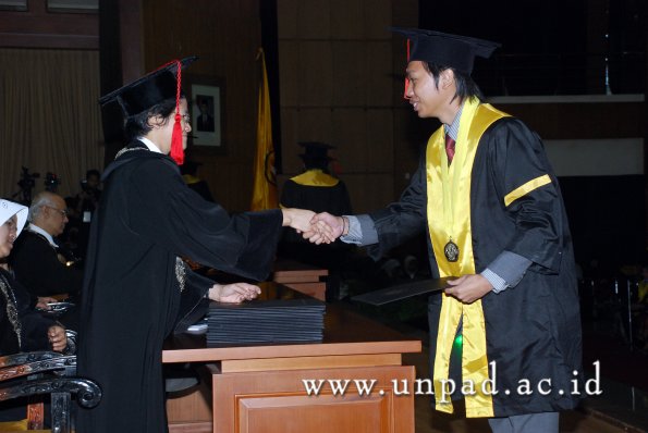 dok-humas-unpad_ilalang-foto_wisuda-gel-1-2010-2011_s1-hukum_162