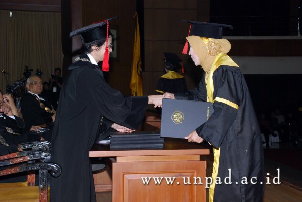 dok-humas-unpad_ilalang-foto_wisuda-gel-1-2010-2011_s1-hukum_165