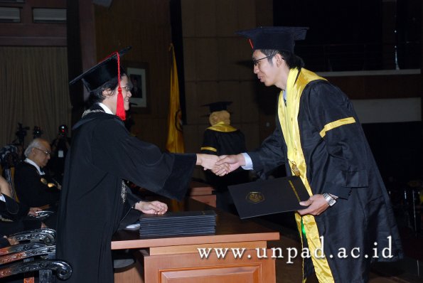 dok-humas-unpad_ilalang-foto_wisuda-gel-1-2010-2011_s1-hukum_166