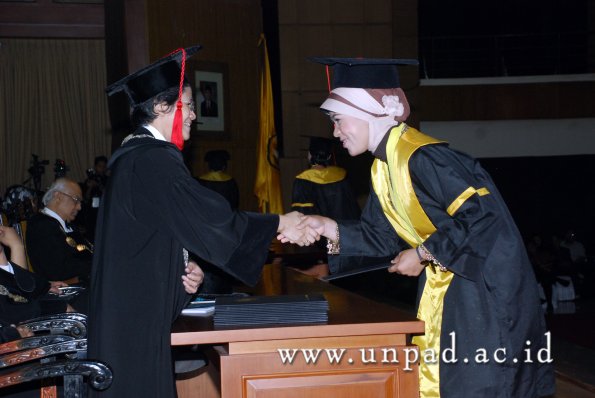 dok-humas-unpad_ilalang-foto_wisuda-gel-1-2010-2011_s1-hukum_170