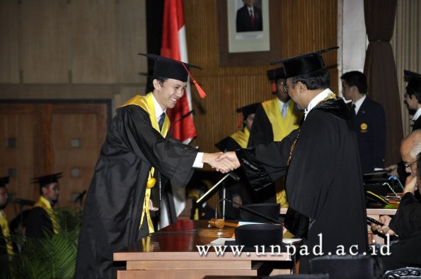 dok-humas-unpad_ilalang-foto_wisuda-gel-1-2010-2011_s1-hukum_172