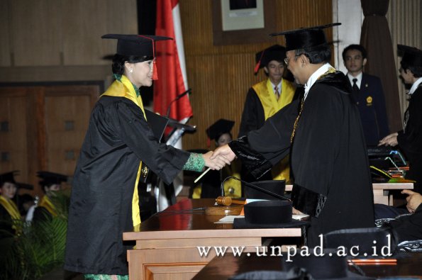 dok-humas-unpad_ilalang-foto_wisuda-gel-1-2010-2011_s1-hukum_192