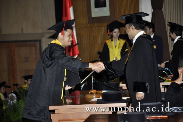 dok-humas-unpad_ilalang-foto_wisuda-gel-1-2010-2011_s1-hukum_195