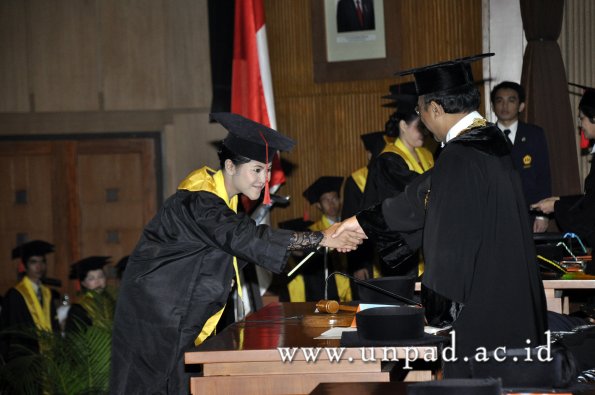 dok-humas-unpad_ilalang-foto_wisuda-gel-1-2010-2011_s1-hukum_200