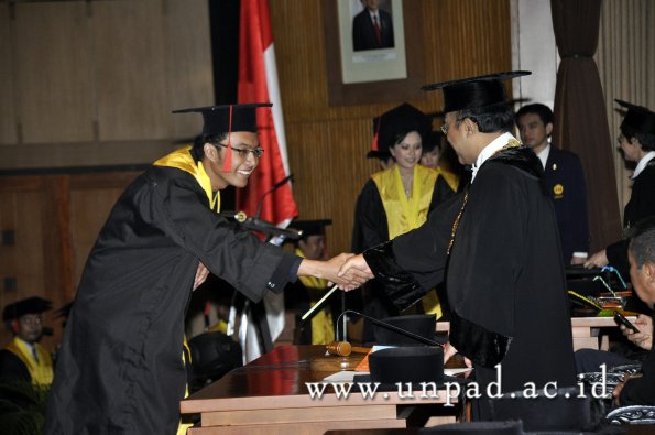 dok-humas-unpad_ilalang-foto_wisuda-gel-1-2010-2011_s1-hukum_285